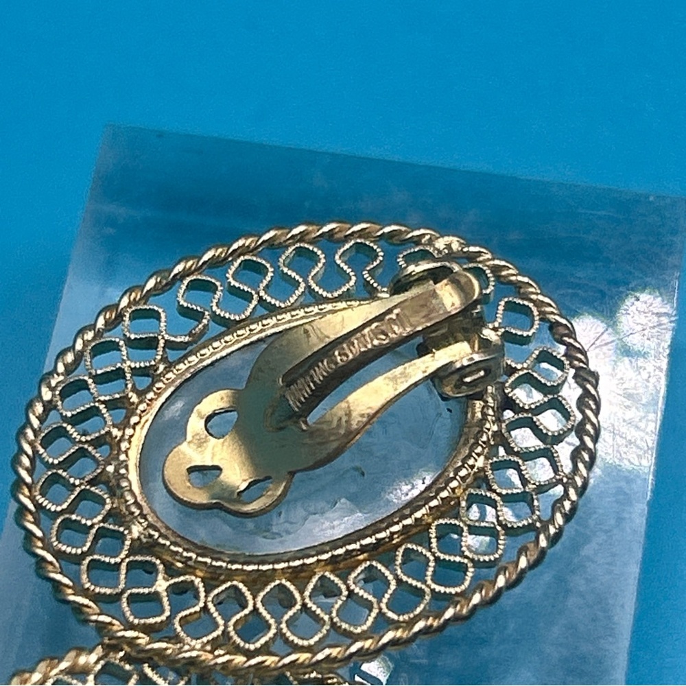 Vintage whiting & Davis intaglio glass cameo clip earrings Goldtone filigree - Picture 6 of 7